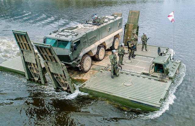 Eine PMM-2M Fähre transportiert ein Militärfahrzeug. (Foto: MoD Russia, gemeinfrei)