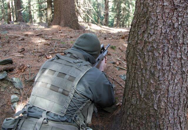 Ein Lehrgangsteilnehmer in einer ehemaligen Stellung im Wald mit nur etwa 30 m Schussfeld. (Foto: Gerold Keusch)