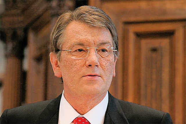 Politiker Viktor Juschtschenko, gezeichnet von einer Dioxinvergiftung. Chlorakne hinterließ tiefe Narben im Gesicht. (Foto: Muumi, CC BY-SA 3.0)