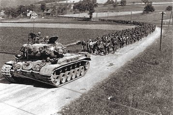 Kriegsgefangene der U.S. Army auf ihrem Weg zur Übergabe an die Sowjets. (Foto: U.S. Army/Archiv Mayrhofer)