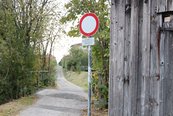 Der Römergraben im Bereich der einstigen Südwestecke des Kastells. (Foto: RedTD/Gerold Keusch)