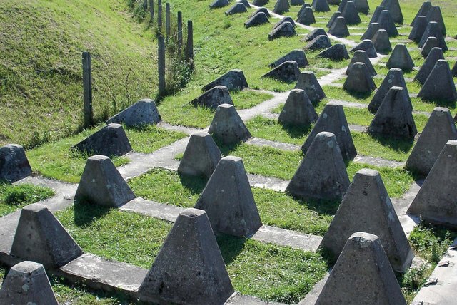 In der Verteidigung sind als Beispiel "Drachenzähne" schon seit dem Ersten Weltkrieg eine wirksame Maßnahme, um Panzerbewegungen im freien Gelände zu hemmen. (Foto: Koenighondo; CC by 4.0)