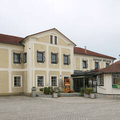 Der heutige Gasthof Stöckler, der ehemalige Aufenthaltsort von Thronfolger Franz Ferdinand, bei der einst heftig umkämpften Ennsbrücke. (Foto: RedTD/Gerold Keusch) 