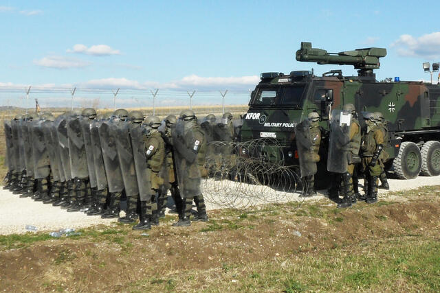 Crowd and Riot Control (CRC) „Trockentraining“ mit dem Wasserwerfer Duro „Yak“ 6x6 der Deutschen Bundeswehr. (Foto: ORFBtl)