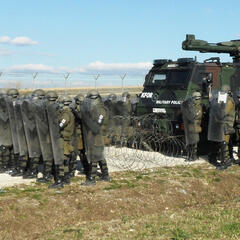 Crowd and Riot Control (CRC) „Trockentraining“ mit dem Wasserwerfer Duro „Yak“ 6x6 der Deutschen Bundeswehr. (Foto: ORFBtl)