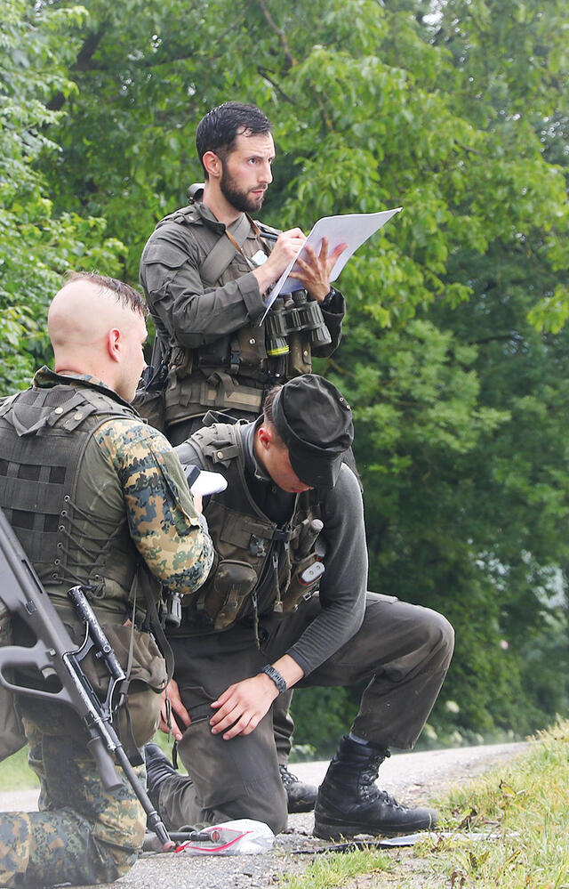 Während des Marsches sind einige Aufgaben zu erfüllen. (Foto: RedTD/Christoph Fuchs)