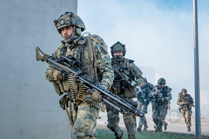 Die österreichischen Fallschirmjäger im Angriff: Eine Jägergruppe kämpft sich durch die Ortschaft. (Foto: Bundesheer/Thomas Oberdorfer)