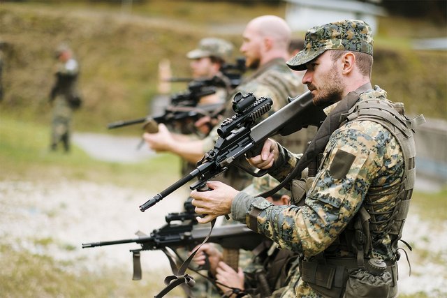 Waffenhandhabung am StG77 A1 MOD und die Ausgabe der neuen Uniform standen zuerst auf dem Programm. (Foto: Bundesheer/Gerald Weihs)