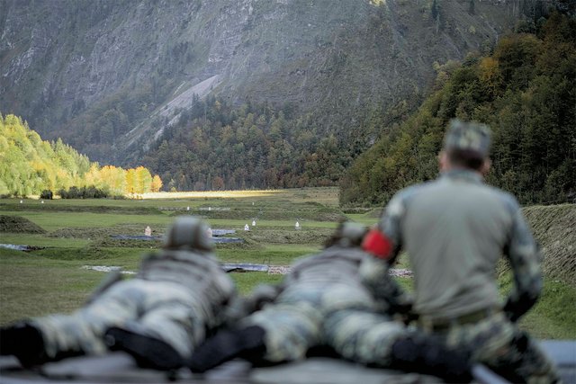 Die Milizsoldaten bekämpfen mit dem StG77 A1 MOD Ziele in den unterschiedlichen Anschlagarten auf eine Entfernung von 50 m bis zu 450 m. (Foto: Bundesheer/Gerald Weihs)