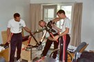 Luis, Herbert und Robert bauen die Rennmaschine zusammen. (Foto: Archiv Wildpanner)