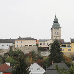 Blick auf Enns aus dem Osten mit den Resten der Stadtmauer und dem markanten Stadtturm. (Foto: RedTD/Gerold Keusch)
