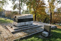Das Denkmal für die Opfer der Shoa von Sarajewo am jüdischen Friedhof der Stadt wurde 1946 errichtet. Während des Bosnienskrieges war der Friedhof hart umkämpft und lag an der Frontlinie, wovon auch die Spuren am Denkmal zeugen. (Foto: Truppendienst/Gerold Keusch)