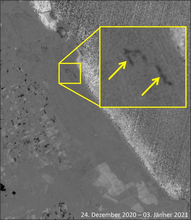 Varosha – Vegetationsanalyse: Ergebnisse der Veränderungsanalyse der Vegetation über zehn Tage. Je heller eine Fläche dargestellt wird, umso höher war die Zunahme der Vegetation. Je dunkler eine Fläche dargestellt wird, umso höher war die Abnahme der Vegetation. Die Pfeile weisen auf eine Abnahme der Vegetation hin, die zwischen 24. Dezember 2020 und 3. Jänner 2021 stattfand. (Foto: United Nations)