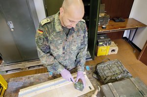 Ein Marinesoldat bei der praktischen Ausbildung während des Sprengleiterlehrganges. (Foto: Sabine Oelbeck)