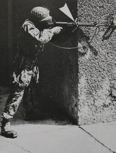 Hausecke 2: Die Waffe wird durch das Abstützen auf die Hand stabilisiert. (Foto: TD 3/1963)