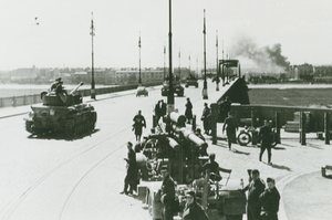 Während der Schlacht um Wien übersetzen deutsche Truppen die Donau in Wien. Links ist ein Panzer IV, rechts vorne eine 8,8-cm-Flak. (Foto: HGM) 