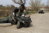 Ein Quad fährt über LKW-Reifen am Hindernisparcour. (Foto: Keusch)