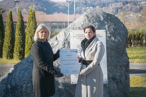 Verteidigungsministerin Klaudia Tanner und Barbara Glück, Direktorin des Mauthausen Memorial, unterzeichnen am 12. Dezember 2022 die Fortsetzung des Kooperationsabkommens in der Grazer Belgier-Kaserne. (Foto: Bundesheer/Laura Heinschink)