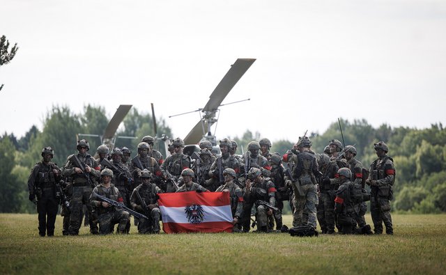Österreichische Soldaten nach ihrer Lufttransportausbildung. Im Hintergrund sind die Rotorblätter zweier Hubschrauber Agusta Bell 212 zu sehen. (Foto: Bundesheer/Daniel Trippolt)
