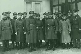 Das Offizierskorps des III./AJR Nr. 9 bei der Verabschiedung von Oberst Wraschtil im Jänner 1924. Der erste Kommandant des Straßer Bataillons steht im Vordergrund, der sechste Soldat von rechts. (Foto: Archiv Mag. Mario Rauchenbichler)