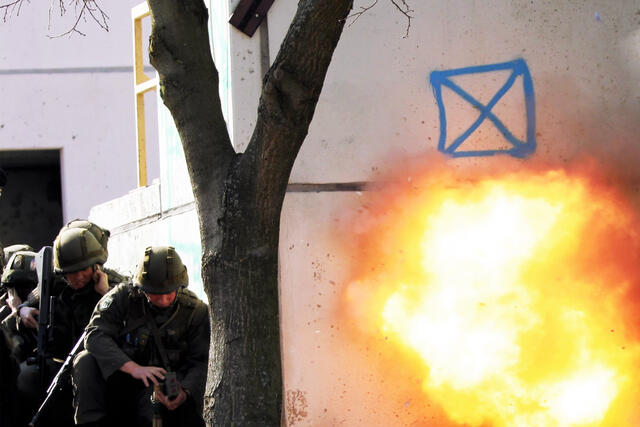Besonders wenn eigene Truppen nahe dem Sprengobjekt sind müssen Sprengstoffmenge und Auslösezeitpunkt stimmen. Im Bild ist eine pyrotechnische Darstellung zu sehen. (Foto: Bundesheer/Elisabeth Zechmeister)