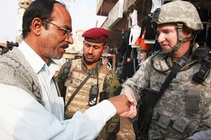Ein US-Soldat eines Tactical PsyOps Teams mit Sprachmittler im Gespräch mit einem irakischen Geschäftsmann in Basra. (Foto: DVIDSHUB; gemeinfrei)