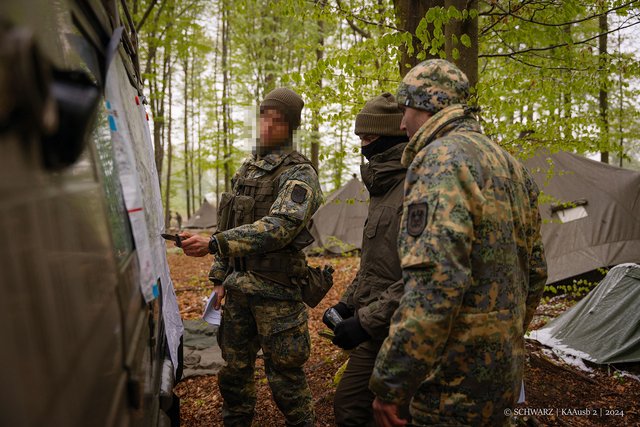 Befehlsausgabe an die Kommandanten der Spähtrupps. (Foto: Martin Schwarz)
