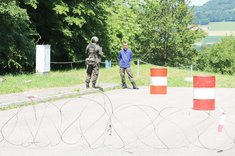 Personenkontrolle bei der Station Sicherung in der Ortskampfanlage Treffling. (Foto: Gerold Keusch)