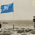 Österreichische UN-Beobachter auf Zypern neben einer UNO-Flagge. (Foto: HBF/Bundesheer; Montage: Rizzardi)