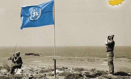Österreichische UN-Beobachter auf Zypern neben einer UNO-Flagge. (Foto: HBF/Bundesheer; Montage: Rizzardi)