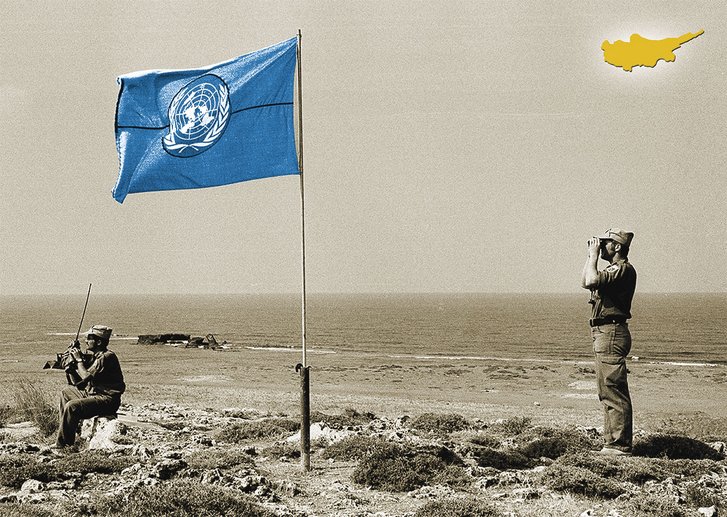 Österreichische UN-Beobachter auf Zypern neben einer UNO-Flagge. (Foto: HBF/Bundesheer; Montage: Rizzardi)