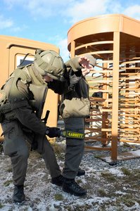 Personendurchsuchung mit einem Metalldetektor. (Foto: Tesch)