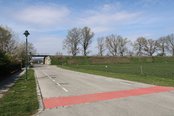 Blick von Laxenburg Richtung Bahndamm und Unterführung. (Foto: RedTD/Gerold Keusch)