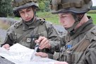 Ausbildung im Thema Karten- und Geländekunde während der Übung. (Foto: Bundesheer/Robert Gießauf)