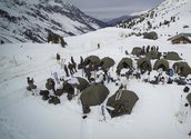 Im Biwaklager verbringen die Gebirgssoldaten die Nacht zwischen den beiden Wettkampftagen. (Foto: Bundesheer/Michael Steinberger)