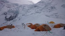 Das Lager 1 liegt auf 5.800 m Höhe - bereits in der Todeszone. (Foto: Gerald Schumer)