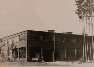 Eine Halle auf dem Gelände des Nibelungenwerkes nach der Fertigstellung. (Foto: Stadtarchiv St. Valentin)  