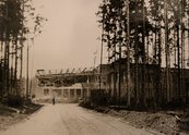 Eine beim Bombenangriff am 23. März 1945 zerstörte Fertigungshalle. (Foto: Stadtarchiv St. Valentin)