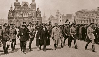 Lenin (Mitte links) mit Mitstreitern auf dem Roten Platz in Moskau 1919. (Foto: Smirnov/gemeinfrei)