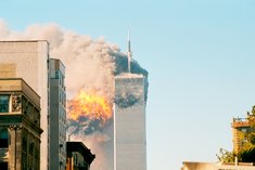 Die in Flammen stehenden Twin Towers des World Trade Centers. (Foto: Robert J. Fisch; CC BY-SA 2.0)