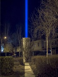 Mahnmal der amerikanischen Künstlerin Jenny Holzer dessen Lichtstrahl im Dunkeln weit in den Himmel reicht. (Foto: Museum Erlauf)