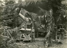 Die Granaten für das Geschütz waren bis zu 740 kg schwer, weshalb ein spezielles Schienensystem sowie ein Lastkran notwendig waren. (Foto: HGM) 