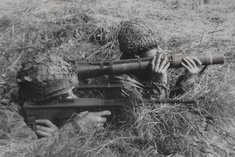 Zwei Schützen mit Panzerabwehrrohr 70 (PAR 70) und Sturmgewehr 77 (StG 77). (Foto: Bundesheer/Archiv Truppendienst)