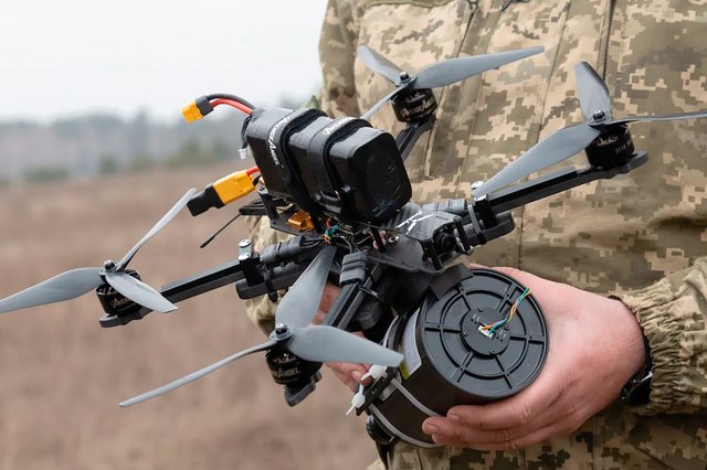 Glasfasergesteuerte FPV-Drohne der ukrainischen Streitkräfte. (Foto: armyinform.com.ua; CC BY-SA 4.0)
