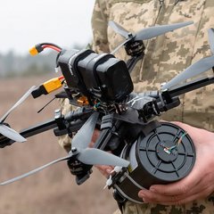 Glasfasergesteuerte FPV-Drohne der ukrainischen Streitkräfte. (Foto: armyinform.com.ua; CC BY-SA 4.0)