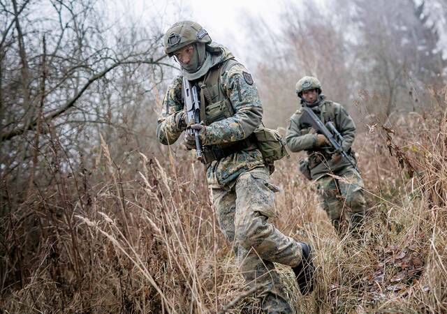 Nachdem das U-Element das Feuer eröffnet hat, gewinnt der Rest des Zuges die Riegelstellung. (Foto: Bundesheer/Daniel Trippolt)