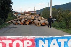 Straßensperre auf der Main Supply Route „HEN“ im Raum Zubin Potok. (Foto: ORFBtl)