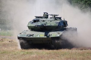 Der schwedische Kampfpanzer Stridsvagn 122 im Gelände. (Foto: Jorchr; CC BY-SA 3.0)