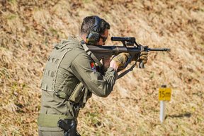 Rangeranwärter beim Scharfschießen mit dem Sturmgewehr 77. (Foto: Bundesheer/Michael Steinberger)