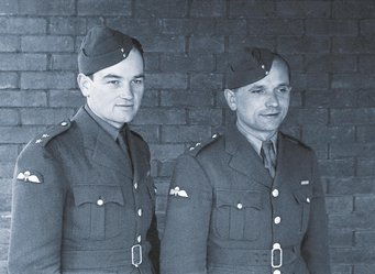 Die Heydrich-Attentäter Jan Kubiš (li.) und Jozef Gabcík (re.). (Foto: unbekannt/gemeinfrei)